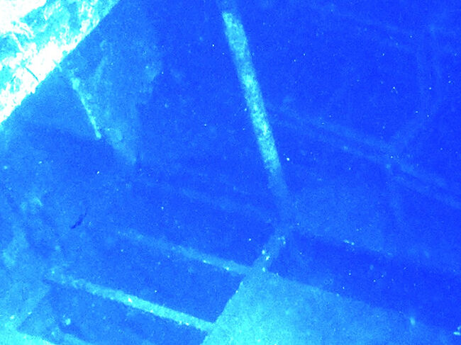 穴の中は、棚の様な物が見えました。