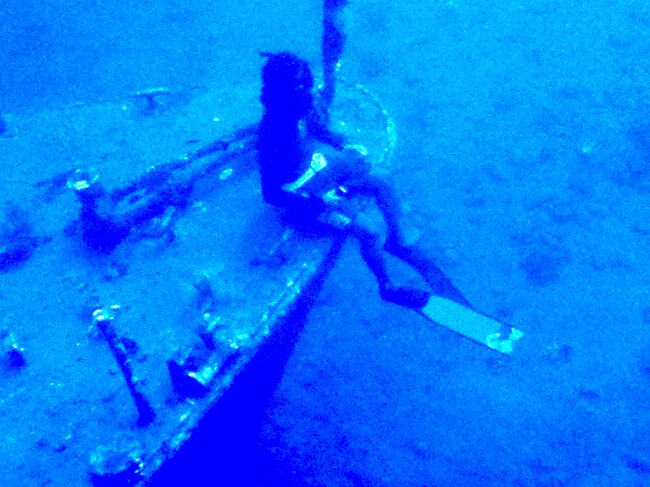 船首に顔を戻すと、舳先に座っているダイバーがいます。