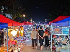 今夜もナイトマーケットをブラブラ。