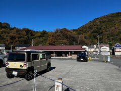 温泉で満たされた後は、昼食。
昔混雑で食べることができなかった、沼津の内浦漁港直営いけすや。