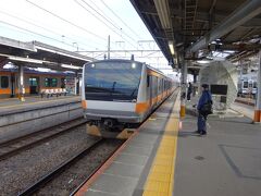東京駅始発の大月行き、定刻より７分遅れで到着。