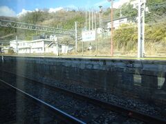 四方津駅。
ホームの高さと目線が同じ位置。