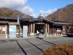 山小屋風の大月駅の駅舎。