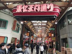 そのまま、東仁王門通りへ。
土曜のお昼時なんで賑わっています。