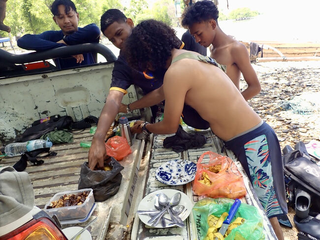 道沿いの屋台で買った、昼食を食べます。<br />(掲載許可済み)