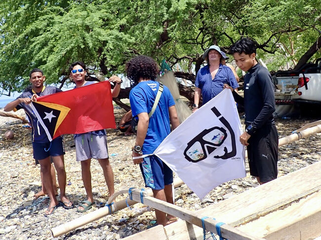 東ティモールの旗と地元のフリーダイビング・コミュニティーの旗を持って<br />記念撮影をします。<br />(掲載許可済み)