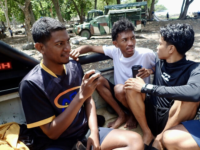 荷台に乗ったフリーダイバーの面々。<br />(掲載許可済み)