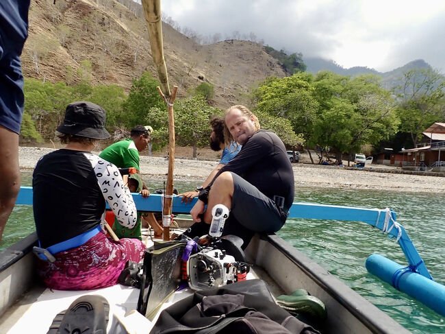 アウトリガーのある小さなボートに乗り込みます。<br />(掲載許可済み)