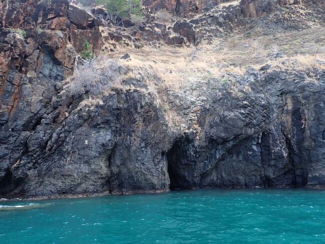 崖に洞窟のあるK-54。