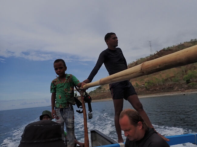 船首を巡らせて、岸に向かいます。<br />(掲載許可済み)