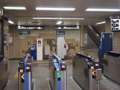 お次は中山寺、宝塚市の郊外といえばよいのか。お寺には駐車場がないようですが、阪急「中山観音」駅の南口にいくつかの駐車場が。クルマを停めて、駅をまたぎます。半地下になった改札を横目にみて、