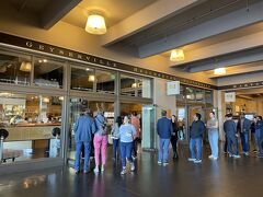 12/11

翌日のお昼もまたフェリービルディングに来ました。

こちらは日本人経営のお弁当屋さん「Delica」（デリカ）。私の知る限りではもう10年以上続いています。よくぞコロナ禍を生き残ってくださいました！

ここも観光客だけではなく、ローカル（オフィス街が近い）に愛されている様です。この写真も昔撮ったものですが、12時過ぎるとこんな行列。

なので私は必ず12時前に到着するようにしてます。（日曜日休み）

