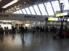 小田原駅は通勤する人で混んでいます