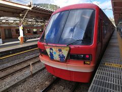 始発のため一番線に早め入線しています。
先頭の展望車両海側席は既に満席。早いもん勝ち。
二両目の海側に向いた席に着席。
発車時には、満席となり、デッキに立っている人も有。
