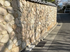 「御影塀」です。大きなお屋敷は御影塀に囲まれています。