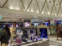 【ロッテ免税店】
荷物を置きにホテルに戻りまして・・隣接する免税店へホテル宿泊者特典のおまけを貰いにGO！
また、お目当ての香水を購入しましたが・・円安でお得感まったく感じられ～ず