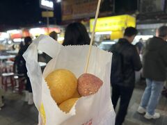 イケメンのお兄さんに
梅パウダーを振りかけてもらいました

50元

あつあつカリカリで中は空洞
さつまいもの甘さと梅のしょっぱさの
マリアージュ

最高に美味しいです♪

