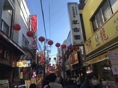 中華街の雑貨屋に入り、人が多くてすぐに出る。

石川町の方の元町プラザまで行き、歩く。途中ドラックストアに通りがかると「ドラッグストア寄っていいっスか？自分化粧品ちょっとみたいんスよね～」と言われ、寄る。

これなんの時間なんだと思い少し不信感が募る。


そして商店街によくある1か月限定の特売品を売っている店舗みたいなところを通りがかると「マスク安いっスね～！！ちょっとマスク見てもいいっスか？」と言われ、待つ。

この時点でなんだこいつはと思い若干イライラし始める。