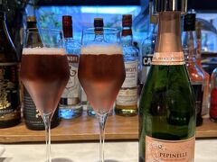 まずはピンクのロゼスパークリングワインをいただきます♪

この時は気づかなかったのですが、飲んでみたらノンアルコールでした。

シャンパングラスがステキです☆
ドイツの「Platine（プラティーヌ）」のものです。

＜スパークリングワイン（ノンアルコール）＞
〇 ル ポルミエ ペピネル
　 （LePaulmier Pepinelle）

フランスのオーガニック果樹園で全て収穫された8種類のリンゴを
ブレンドしたリンゴジュース（87％リンゴ果汁）にエルダーフラワー、
エルダーベリー、ハイビスカスのフラワーエキスと炭酸を加えた
世界初のロゼカラーのノンアルコールフラワーシードル
（砂糖、甘味料、香料、酸化防止剤は不使用）。