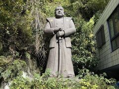 ホテルをチェックアウト後レンタカーで、すぐ近くの西郷どんの像に来ました。