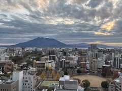 雲多めですが部屋からの
朝焼けの桜島。