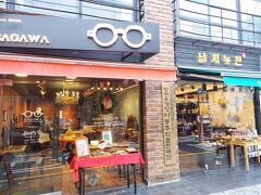 【仁寺洞】
「SAGAWAFUJII」2006年・韓国で初めて導入された、木から作られた基本的な素材でメガネフレームを作る韓国国内のハウスブランド
