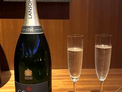 福岡・博多『Grand Hyatt Fukuoka』1F【Martinis】

ホテル『グランド ハイアット 福岡』のバー【マティーニーズ】で
いただいたものの写真。

ランソン（シャンパン）も「1ドリンクサービスチケット」で
オーダーが可能でした？

＜シャンパン＞
〇 ランソン ブラック・ラベル ブリュット
　 （Lanson Black Label Brut）