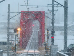 鉄道の鉄橋は、やはり真っ赤がいいですね。