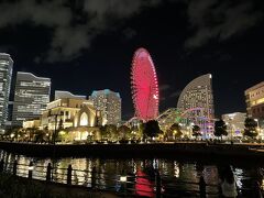 みなとみらいの観覧車、時間ともに色が変わります。