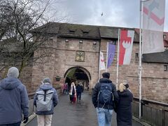 駅の前には「職人広場」と名付けられた中世の街をイメージして作られた一角があります。
