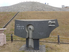 五色塚古墳（約４C頃の全長１９４ｍの前方後円墳で兵庫県で一番大きい古墳です。葬られた人は明石海峡とその周辺を支配した豪族だと考えられています。「日本書紀」に五色塚古墳の事が書かれ、仲哀天皇の「偽物の墓」されています。昭和４０年１２月の調査で古墳は３段に築かれ、斜面にびっしりと葺石あり、各段の平坦面や頂上には円筒埴輪と朝顔形埴輪が建て並べられていた。約２２３万個の葺石は淡路島の東側の海岸で産出された石もありました。）