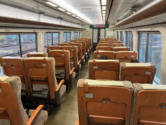 リニューアルされた車内。シックな内装。
近いうちに後継車両が入る予定。
高性能なHOT7000形も、登場から30年がたっている。