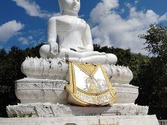 午後には、
街からも見える白い仏陀の像を見にやって来ました。
タイルの地面が熱々です。
下の土産物屋のおばさんに服装をチェックされます。
