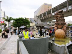 国際通り蔡音橋袂に在る「さいおんうふシーサー」へ来ました、

壺屋焼きで造られた高さ３．４ｍもある巨大なシーサーはうふとは方言で大きいをさし、魔物除けとして睨んでいます。