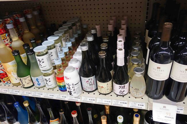 日本酒も幾つか種類が置いてありますが、良く解らない銘柄ばかり。<br />獺祭の３００ｍｌで１６．９ドルも驚きますが訳のわからないワンカップが６．９９ドルというのにもビックリです。