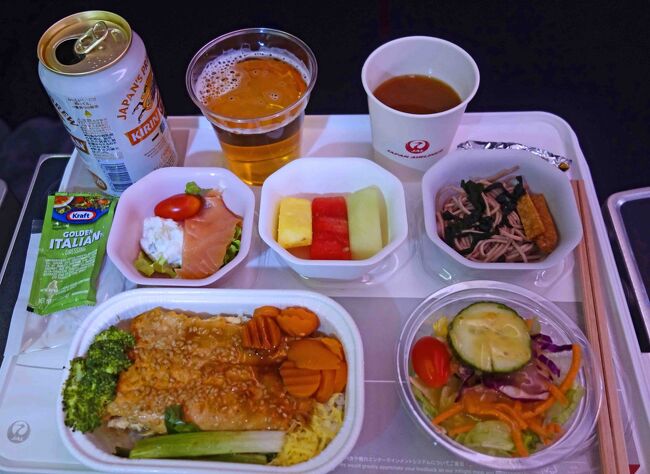 食事は鮭かチキンの選択。<br />「鮭照り焼き丼」を選択です。