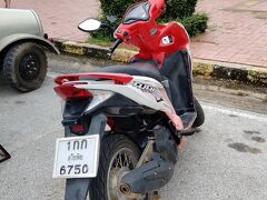 このバイクをTR ゲストハウスで一日300バーツで二日間借りました。
返却時にガソリンを満タンにして、2.5リットルで90バーツでした。
公園内は徒歩か自転車か電動カートしか入れなかったので、
歩いて回りました。
借りる時に国際免許証の提示は求められませんが、
事故を起こすと無免許だと保険が出ません。