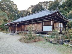 門を入って右側にあるのが国宝の本堂です。桁行11間もある寄棟造りで、平安末期の建造です。11間のうち、9間には観音開きの板戸が付けられています。