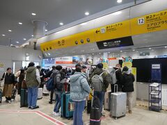 さて当日。
この日は今年の最終勤務日だけど納会を昨日にしたせいか上司も含めて1/3位の人が休んでいたので休むことに。
有給消える程あるしね（笑）。
しかし納会って年内の最終勤務日にするものだと思ってたけど今の会社はちょっと早めの日にする。
なんでだ？
納会とは！？
19時の便で時間もたっぷりあるので節約の為JRで関空へ。
いつも思うけど大阪駅からの関空快速って前4両が関空快速で後ろ4両が紀州路快速だから関空行こうとして間違えて和歌山行く外国人観光客いそうな気がする。
気づかなかったら悲劇だよね。
もちろん英語での車内アナウンスもしているけどね。