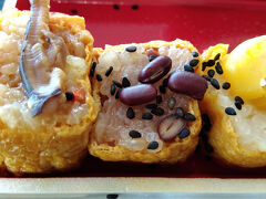 旅の始まりは羽田空港。
混雑が予想されるため、早めに保安検査を済ませて朝食。
こちらはおこわ稲荷