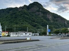 群馬の横川駅の周辺です。
とても山が素晴らしく、周りには人気がありません。