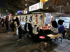 福岡・博多 中洲の屋台【武ちゃん】の写真。

女性同士のお客さんもたくさん見かけました。
