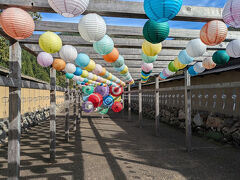復原町並を歩いていたら、不思議なスポットがありました。
カラフルな和傘、風鈴が飾られています。
和傘スカイという映えスポットらしいです。
いやいや、これはちょっと違うよね。。。
個人的には不要かなと思いました。