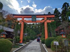 法隆寺を後にして霊山寺へ。ナビに裏山に連れていかれるなどアクシデントはありましたが、何とか到着。お寺ですが、弁財天もお祀りされているので立派な鳥居があります。