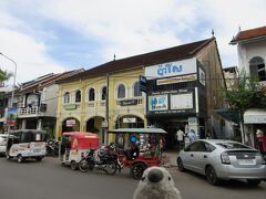 お庭訪問を終えてシェムリアップ中心部のオールドマーケットにやってきました。

ゴエモン「なんだかヨーロッパ風の建物が建っているね。」
かつてフランスに植民地化された歴史を持つカンボジアには、フランスに影響を受けた建物も多数残されています。