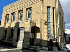 旧 四日市銀行桑名支店
竣工：1925（大正14）年　
改修：1991（平成3）年
構造：鉄筋コンクリート造2階
国登録有形文化財（建造物）

年末年始休みは12月29日からと貼り紙あったのに、お休みでした（ ;  ; ）