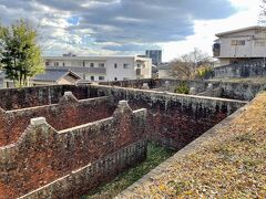 諸戸水道貯水池遺構
1キロくらい歩いて丘を登ると住宅街のなかに
公園を通り抜けて金網越しにスマホをかざして、何とか撮影