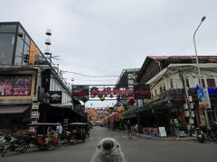 ゴエモン「お昼を食べに『パブ・ストリート』にやってきたよ。その名の通り飲み屋さんがいっぱい集まっている通りだね。夜は明かりもついて賑やかな雰囲気だけど、お昼は閑散としていたよ。」