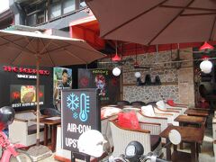 ちなみにこのお店のすぐお隣には、かのアンジェリーナジョリーがトゥームレイダーの撮影をする際によく訪れていたという「The Red Piano」というお店があり、アンジーのポスターが貼ってありました。彼女が良く飲んでいたという「トゥームレイダー」というカクテルはこのお店の名物になっているらしいです。