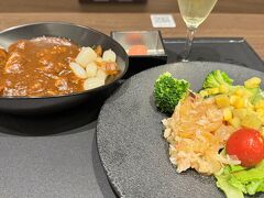 金曜日に仕事が終わった後に羽田空港へ
ラウンジでカレーの夕ご飯